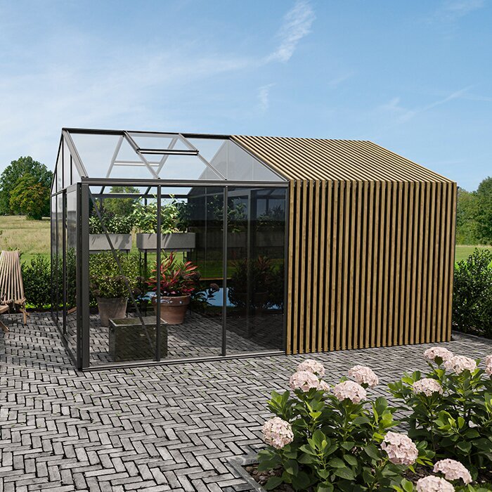 Accoya Storage-växthus i en grön trädgårdsmiljö