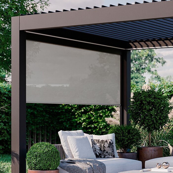 Bioklimatisk pergola med öppna lameller mot en grön trädgård