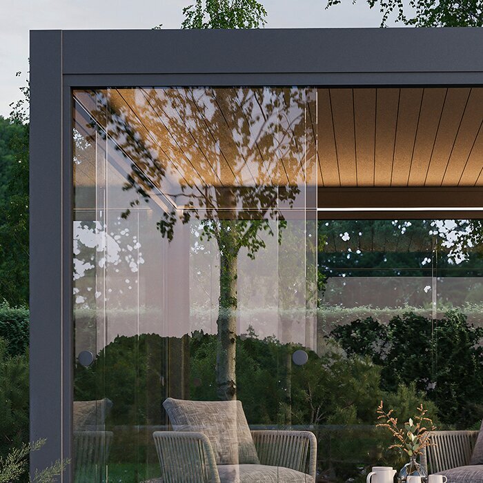 Modern pergola med matplats och tydlig förbindelse till trädgården