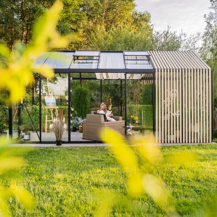 Rymlig interiör i Classic Accoya Fusion för odling och en mindre sittplats