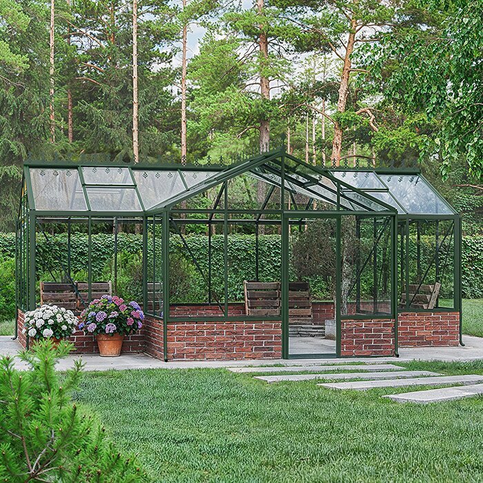 T-format orangeriväxthus i glas och aluminium på murad sockel