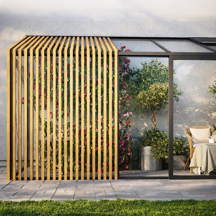 Ljust väggväxthus med Accoya-design för odling nära uteplatsen