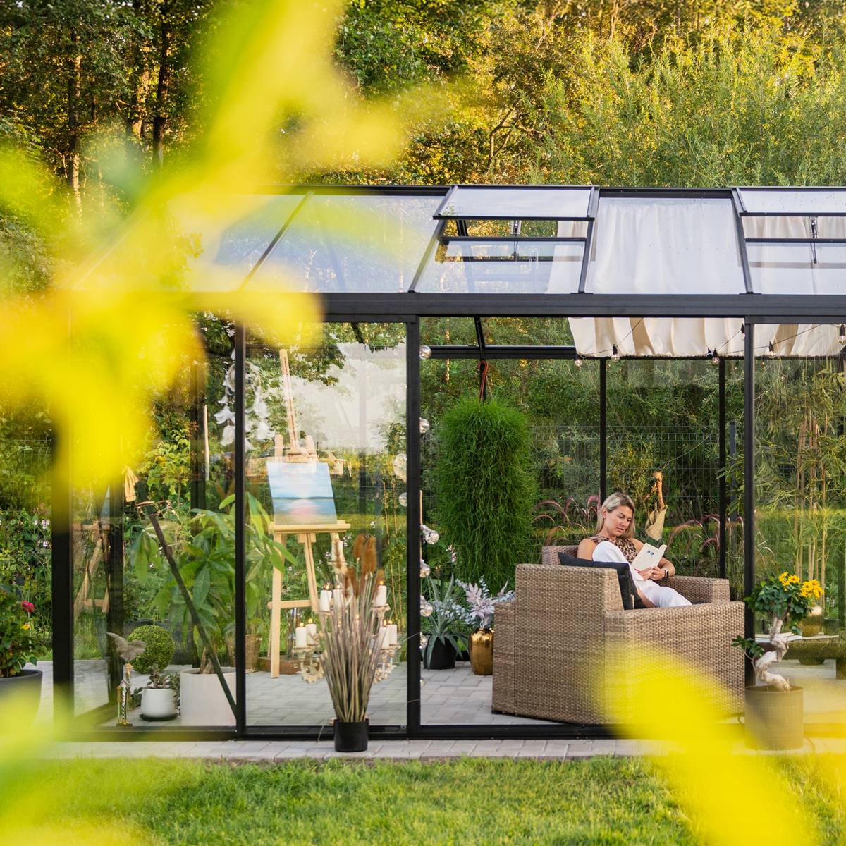 Monterat växthus som visar varför glas och profiler ska förvaras varsamt