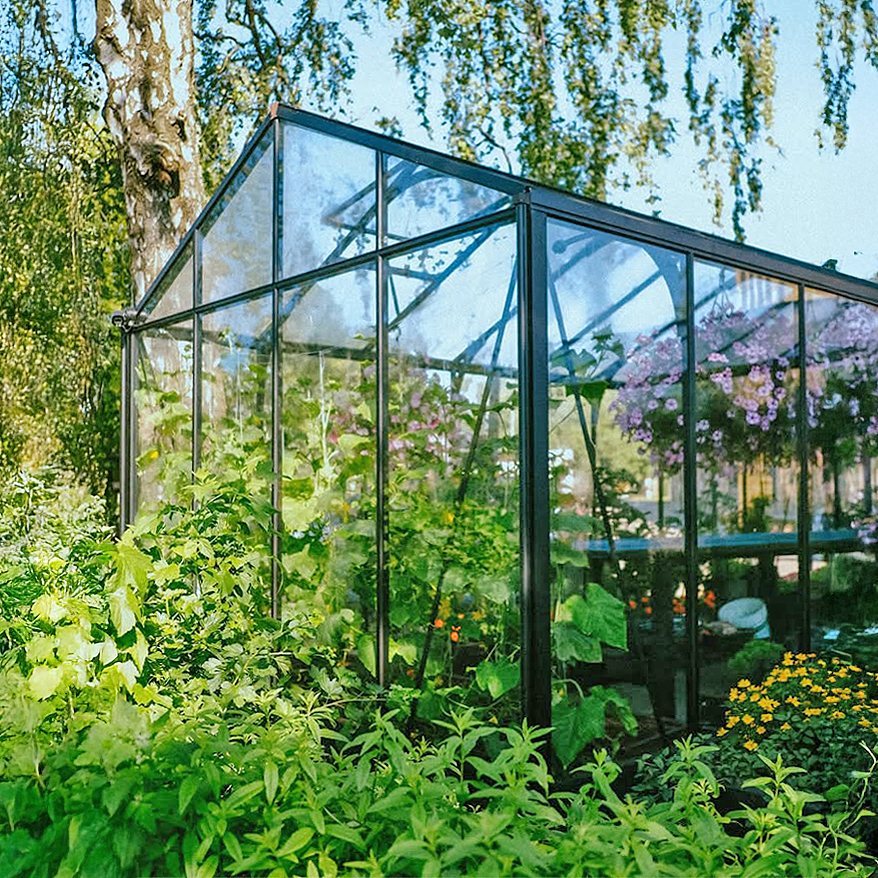 Designad uteplats med pergola och genomtänkt anslutning mellan konstruktion och mark