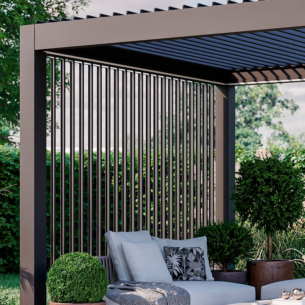 Närbild av pergolans aluminiumlameller och integrerade kanal för regnvatten