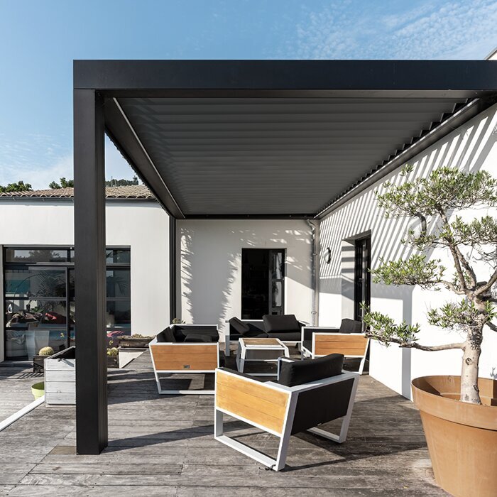 Social matplats under en stilren väggmonterad pergola