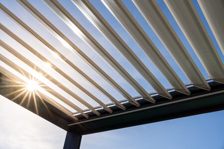 Pergola eller gazebo: vilket trädgårdsrum passar bäst för ert uteliv?