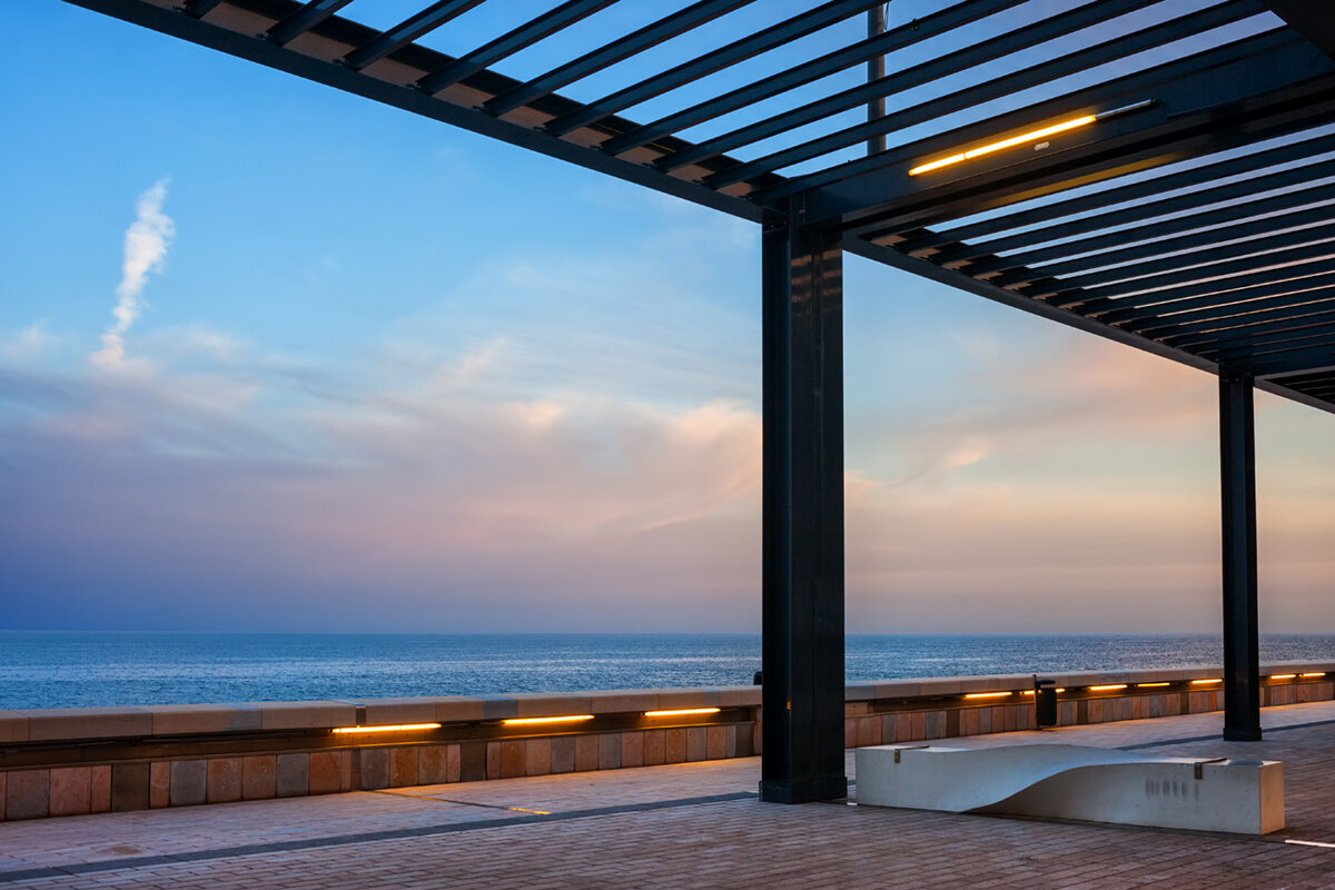 Pergola vid poolen: skugga, avskildhet och design