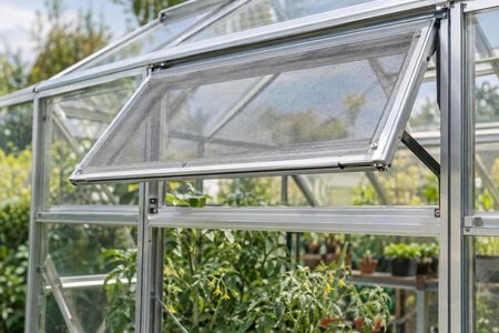 Insektsnät vid växthusets ventilationsöppningar – skydd och luftflöde