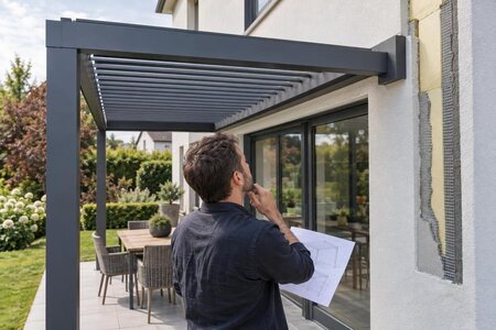 Ansluta pergola till en utvändigt isolerad fasad