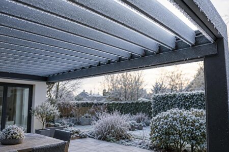 Frost i lamelltaket – när bör pergolataket inte manövreras?