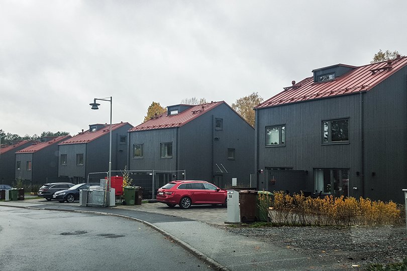 Bostadsområde med mörkgrå träfönster