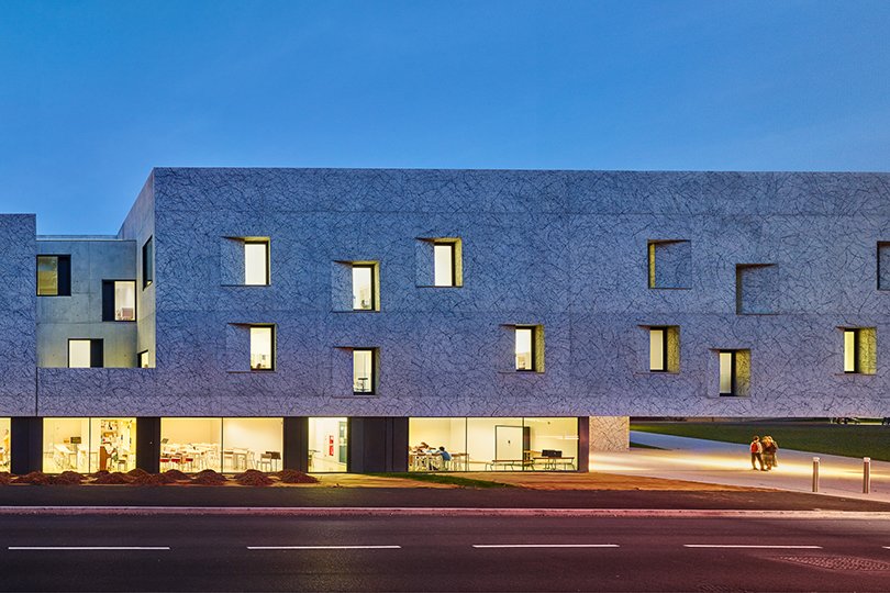 Designkontorsbyggnad med träfönster