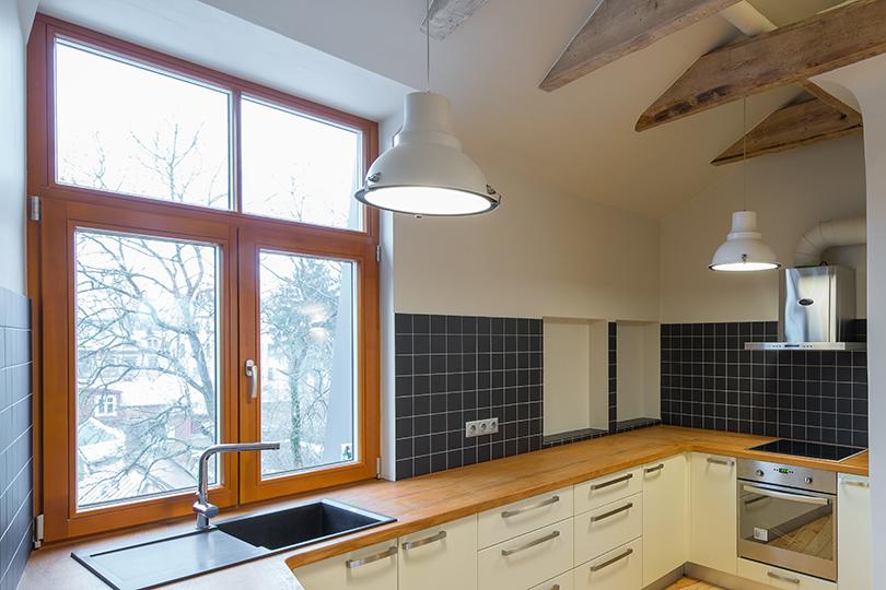 Kök med bruna lackerade fönster