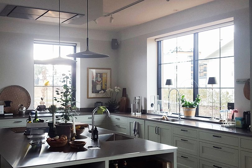 kök med stora fönster med horisontala spröjsar och vertikal spröjs