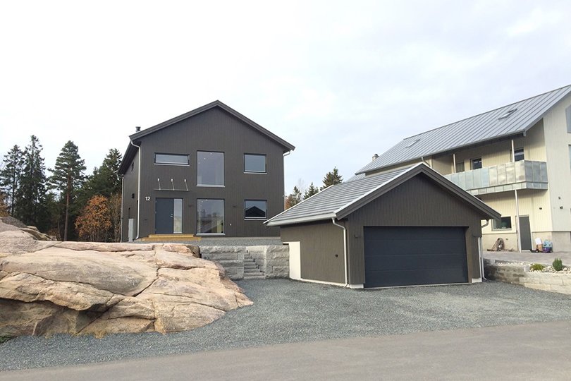 Privat hus med garage och stora glasfasta träfönster