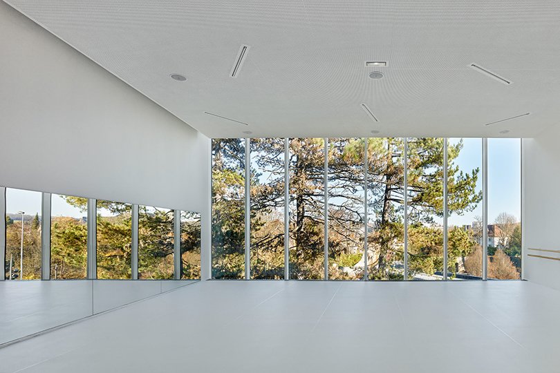 Rum i modern stil med stora fönster