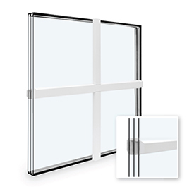 Träspröjsar på insidan, utanför aluminiumspröjsar, distansstycke mellan glas 32x16 mm