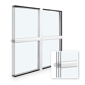 Träspröjsar på insidan, utanför aluminiumspröjsar, distansstycke mellan glas 26x12 mm